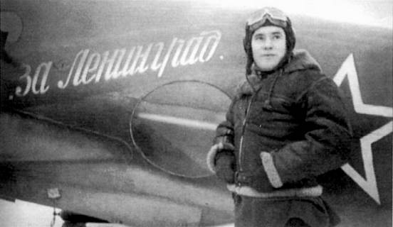 Александр Ткаченко возле своего самолета