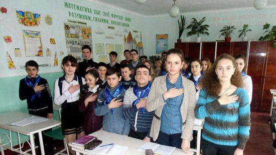 Украинские школьники поют гимн Украины