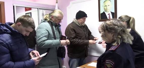 Жители Авдеевки получают паспорта РФ