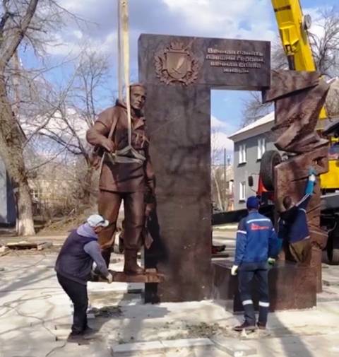 Харцызск, установка памятника воина-защитника Донбасса